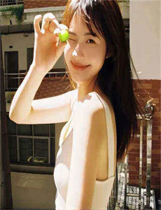 美女脱了胸罩露出胸无遮挡